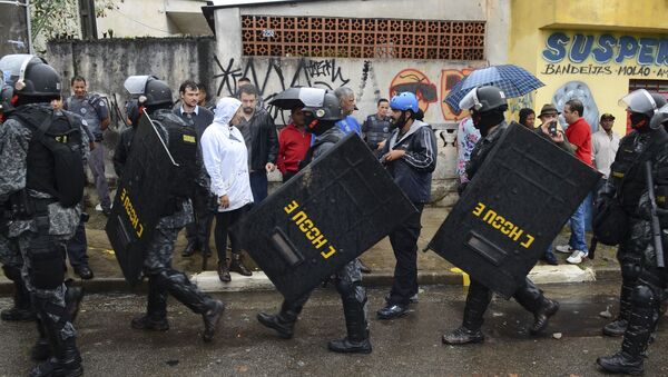 Guilherme Boulos (no fundo da foto, ao centro), em ato de resistência contra reintegração de posse em SP - Sputnik Brasil