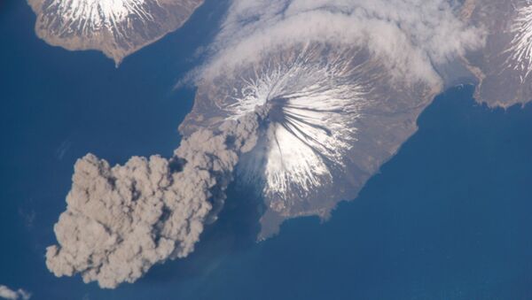 Vulcão em erupção nas Ilhas Aleutas, Alasca (foto ilustrativa) - Sputnik Brasil