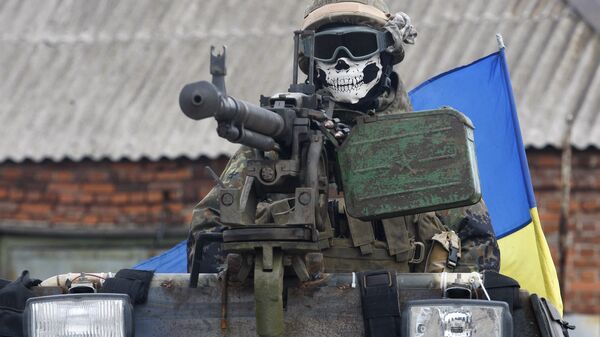 Soldado ucraniano dirigindo um veículo blindado de transporte na região de Donetsk, na Ucrânia - Sputnik Brasil