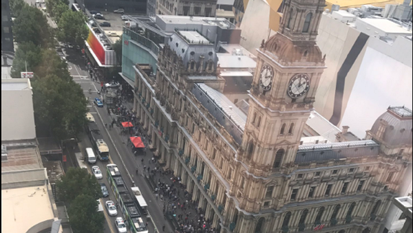 Polícia fecha ruas no centro de Melbourne, Austrália, após carro atropelar multidão de pedestres - 20 de janeiro de 2017 - Sputnik Brasil