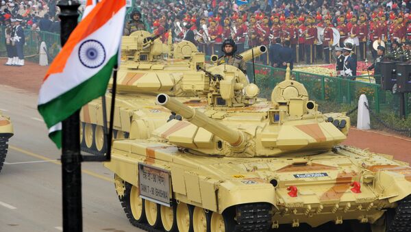 Tanques indianos durante desfile militar em Nova Deli - Sputnik Brasil