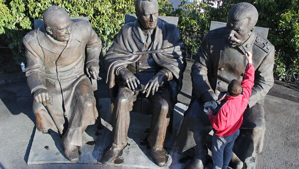 Monumento, com o líder soviético Josef Stalin (à direita), o presidente dos EUA Franklin D Roosevelt (à esquerda) e o primeiro-ministro britânico Winston Churchill, os três líderes aliados, lado a lado na conferência Yalta, Crimeia. - Sputnik Brasil