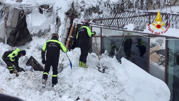 Os bombeiros trabalham no Hotel Rigopiano em Farindola, no centro da Itália, depois de ter sido atingido por uma avalanche, em 20 de janeiro de 2017 - Sputnik Brasil