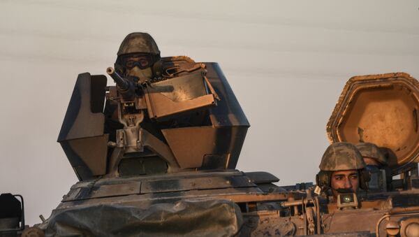 Soldados turcos em um tanque durante operação militar na fronteira turco-síria - Sputnik Brasil