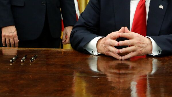 Trump assina primeiros decretos como presidente dos EUA, no Salão Oval, em 20 de janeiro de 2017 - Sputnik Brasil