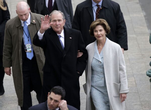 Ex-presidente dos EUA George W. Bush com sua esposa Laura Bush antes da cerimônia - Sputnik Brasil