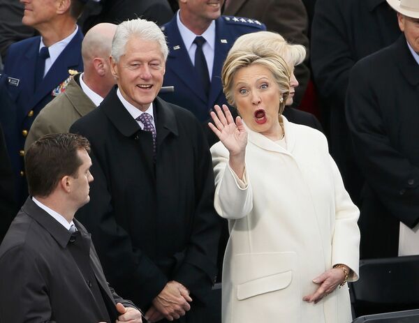 Ex-presidente Bill Clinton com sua esposa e ex-secretária de Estado, Hillary Clinton - Sputnik Brasil