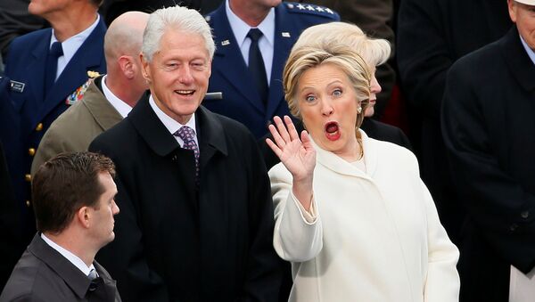 Ex-candidata democrata à presidência, Hillary Clinton, com seu marido, ex-presidente dos EUA, Bill Clinton, durante a cerimônia de posse de Trump, em 20 de janeiro de 2017 - Sputnik Brasil