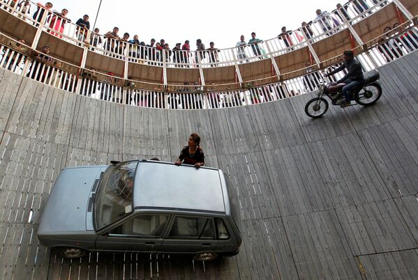 Motociclistas fazem truque “Poço da Morte” na exposição em Allahabad, na Índia - Sputnik Brasil