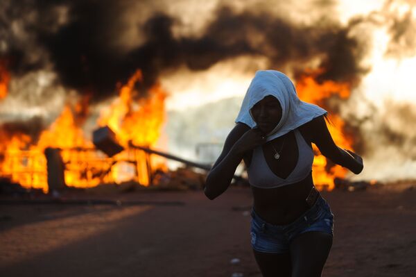 Menina corre durante protestos no Brasil - Sputnik Brasil