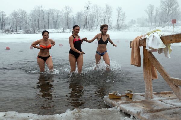 Meninas tomam banho em água gelada - Sputnik Brasil