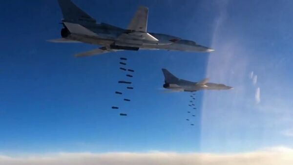 A Tupolev Tu-22M3 long-range strategic and maritime strike bomber of the Russian Aerospace Forces during a combat flight to strike the Islamic State infrastructure facilities in Syria by OFAB-25-270 fragmentation high explosive bombs - Sputnik Brasil