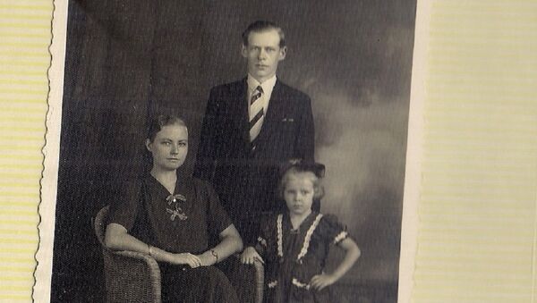A menina Waltrudes com seus pais Ernst e Ruth Hardt - Sputnik Brasil