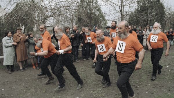 Veteranos participam na corrida da curta distância na festa da aldeia - Sputnik Brasil
