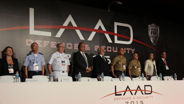 Ministro da Defesa, Jaques Wagner e o governador Luiz Fernando Pezão participam da abertura da LAAD Defence & Security - Sputnik Brasil
