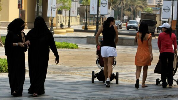 Foto de arquivo: mulheres locais e turistas em Dubai - Sputnik Brasil