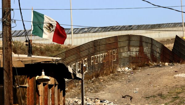 A Mexican flag waves close to the wall which separates Mexico from the United States 24 January 2006, in Tijuana, state of Baja California - Sputnik Brasil