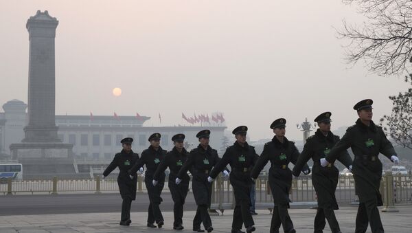 Soldados chineses marcham perto da Praça Tiananmen antes do encerramento do Congresso Nacional do Povo, 16 de março de 2016. - Sputnik Brasil