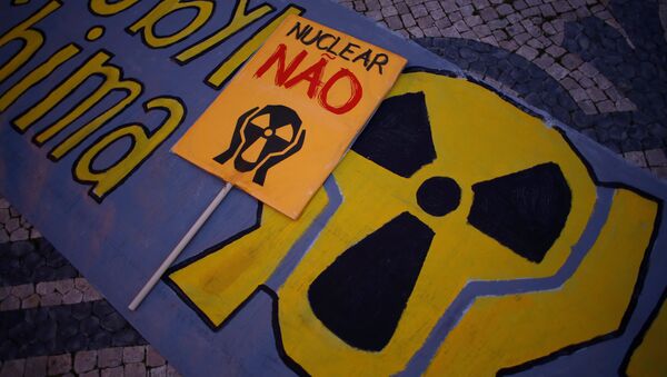 Cartazes contra a usina nuclear de Almaraz são vistos na frente da embaixada espanhola em Lisboa, em 12 de janeiro de 2017 - Sputnik Brasil