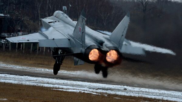 Caça MiG-31 decola durante os exercícios da aviação de caças na região de Primorie - Sputnik Brasil