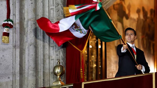 Enrique Peña Nieto, presidente do México, com a bandeira do país durante a festa de Independência - Sputnik Brasil