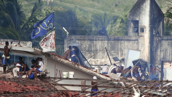 Presos se refugiam nos telhados da Penitenciária de Alcacuz, em Natal - Sputnik Brasil