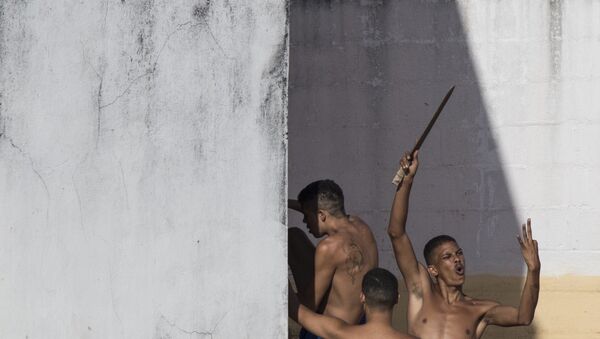 Um detento acena com uma faca caseira durante rebelião em Alcaçuz - Sputnik Brasil