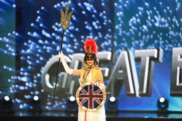 Участница конкурса Мисс Вселенная из Великобритании в национальном костюме - Sputnik Brasil