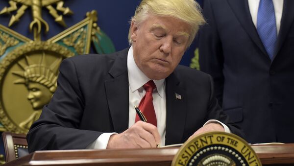 Donald Trump assina documentos na Casa Branca - Sputnik Brasil