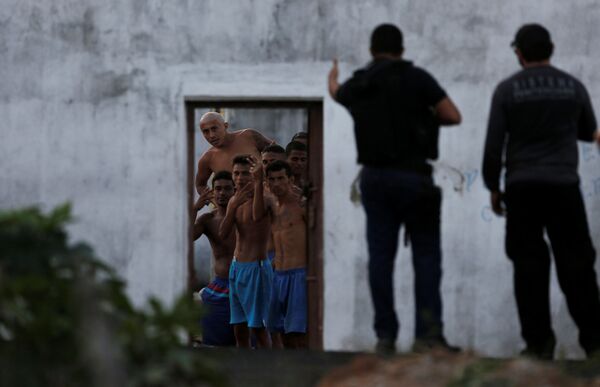 Prisioneiros gesticulam à polícia que lhes trouxe a comida na prisão brasileira de Alcaçuz, durante os motins. - Sputnik Brasil