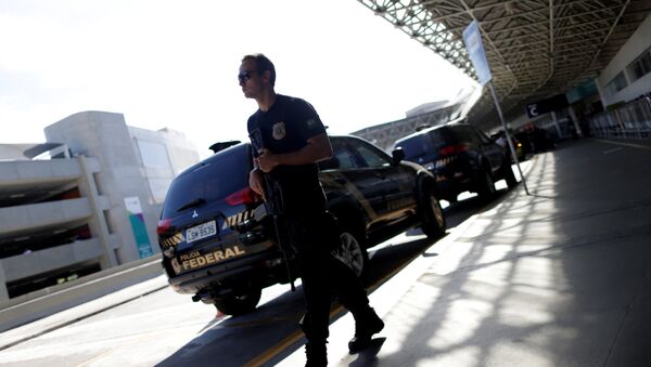 Um agente da Polícia Federal espera no aeroporto do Galeão, no Rio de Janeiro, a chegada do milionário Eike Batista, em 30 de janeiro de 2017 - Sputnik Brasil