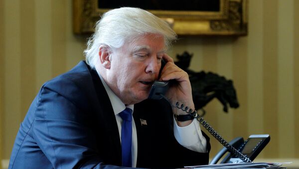 Presidente dos EUA, Donald Trump, conversa por telefone com o presidente da Rússia, Vladimir Putin - Sputnik Brasil