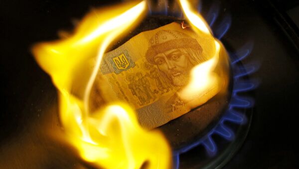 Nota de uma grivnia, moeda nacional ucraniana, está sendo queimada no fogão - Sputnik Brasil