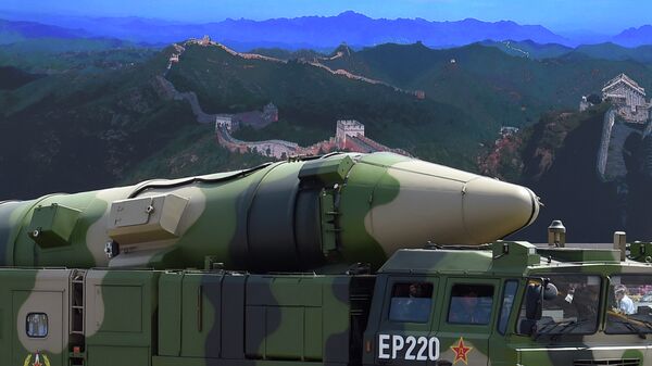 Veículo militar levando o míssil chinês DF-21D - Sputnik Brasil