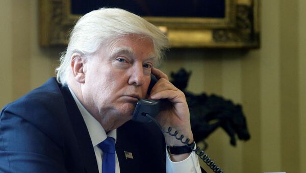 Donald Trump ao telefone na Casa Branca (imagem de arquivo) - Sputnik Brasil