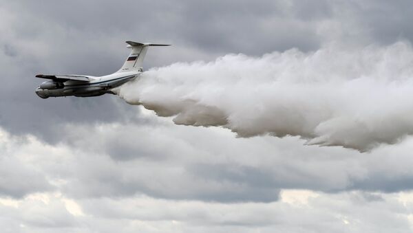 Avião russo Il-76 em combate a fogos florestais - Sputnik Brasil