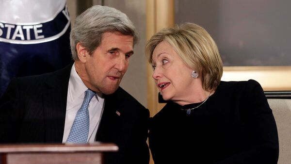 Ex-secretários de Estado dos EUA, Hillary Clinton e John Kerry, conversam durante um evento em Washington, em 10 de janeiro de 2017 - Sputnik Brasil