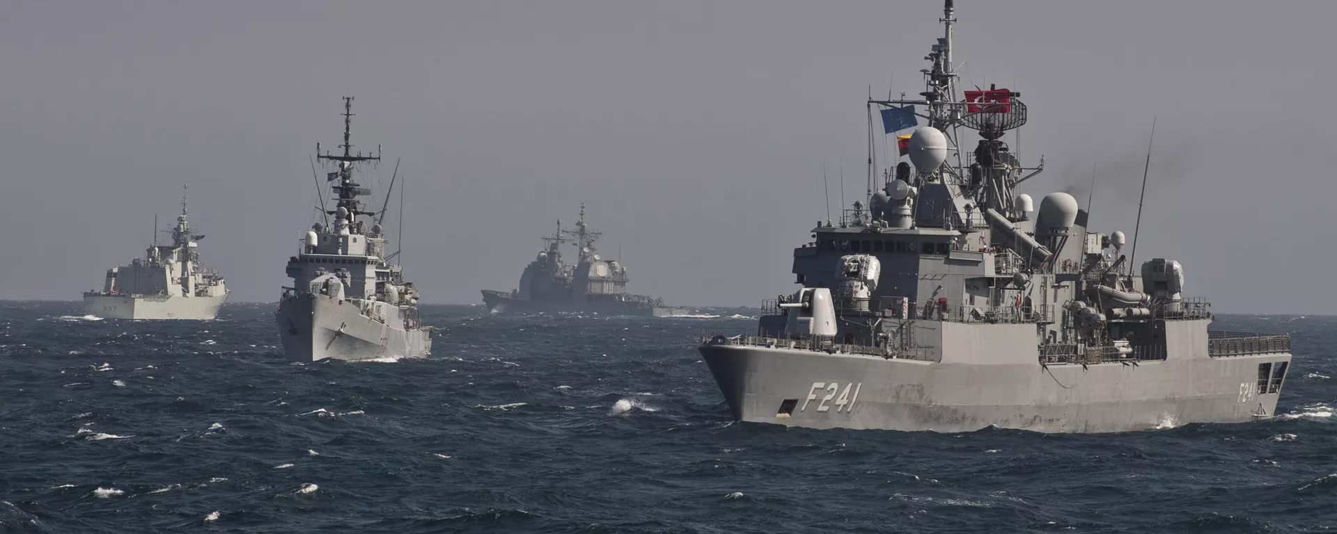 Navios militares da OTAN durante exercícios navais no mar Negro perto do porto romeno de Constanta - Sputnik Brasil, 1920, 11.01.2024