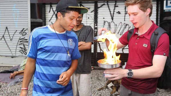 Andrey Mandrake transforma o fogo em pão para população de rua - Sputnik Brasil