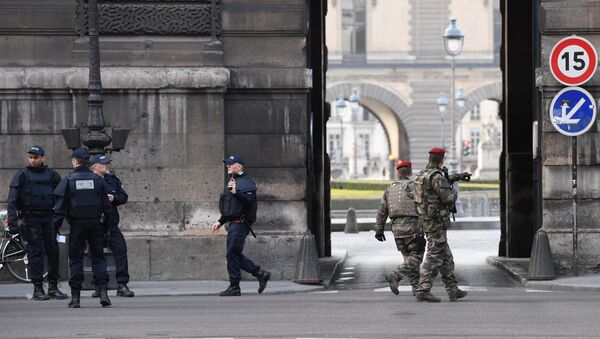 Soldados e agentes da polícia francesa patrulham a zona adjacente ao Museu do Louvre em 3 de feevreiro de 2017 após um soldado da Operação Sentinelle balear um desconhecido que tinha tentado atacá-lo com uma faca - Sputnik Brasil