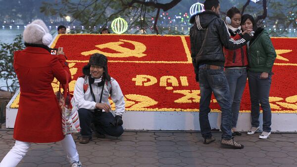 Vietnamitas tiram fotos em uma das ruas de Hanói na véspera do congresso do Partido Comunista do Vietnã, o evento, que é realizado a cada 5 anos, escolhe os altos oficiais do partido e traça os objetivos futuros do país. - Sputnik Brasil