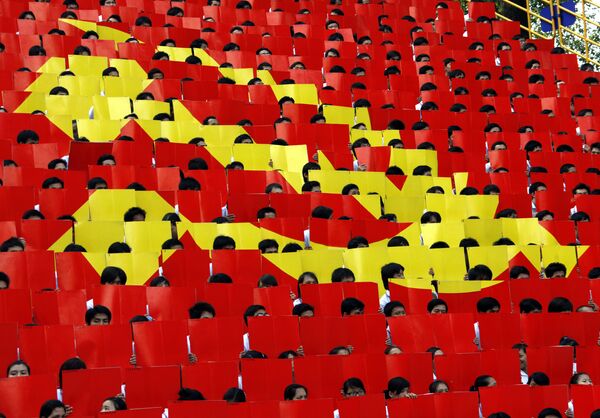 Na cidade de Ho Chi Minh, estudantes seguram cartões formando a bandeira do Partido Comunista do Vietnã. - Sputnik Brasil