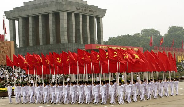 Parada militar passa pelo Mausoléu de Ho Chi Minh (1890-1969), revolucionário e estadista vietnamita. - Sputnik Brasil