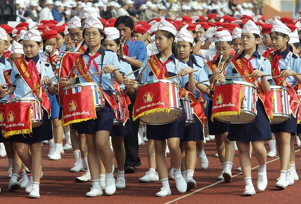 Pioneiros vietnamitas tocam tambores na parada de 29 de março de 2005, na cidade costal de Danang, em homenagem ao 30º aniversário da tomada da cidade pelas forças comunistas. - Sputnik Brasil