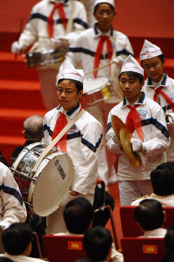 Pioneiros vietnamitas tocam tambores durante a cerimônia de abertura do Congresso do Partido Socialista do Vietnã. - Sputnik Brasil