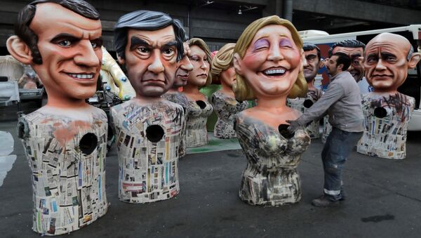 Bonecas gigantescas de Emmanuel Macron, François Fillon e Marine Le Pen, rivais na corrida presidencial francesa de 2017 - Sputnik Brasil