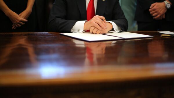 Presidente norte-americano está assinando uma ordem executiva no Salão Oval da Casa Branca, Washington. janeiro, 30, 2017 - Sputnik Brasil