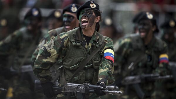Militares venezuelanos em desfile militar (foto de arquivo) - Sputnik Brasil