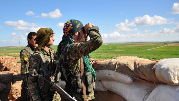 Membros das Unidades de Proteção do Povo do Curdistão (YPG) monitoram as posições do grupo do Estado Islâmico (Daesh) na cidade síria de Ras al-Ain, perto da fronteira turca em 13 de março de 2015 - Sputnik Brasil