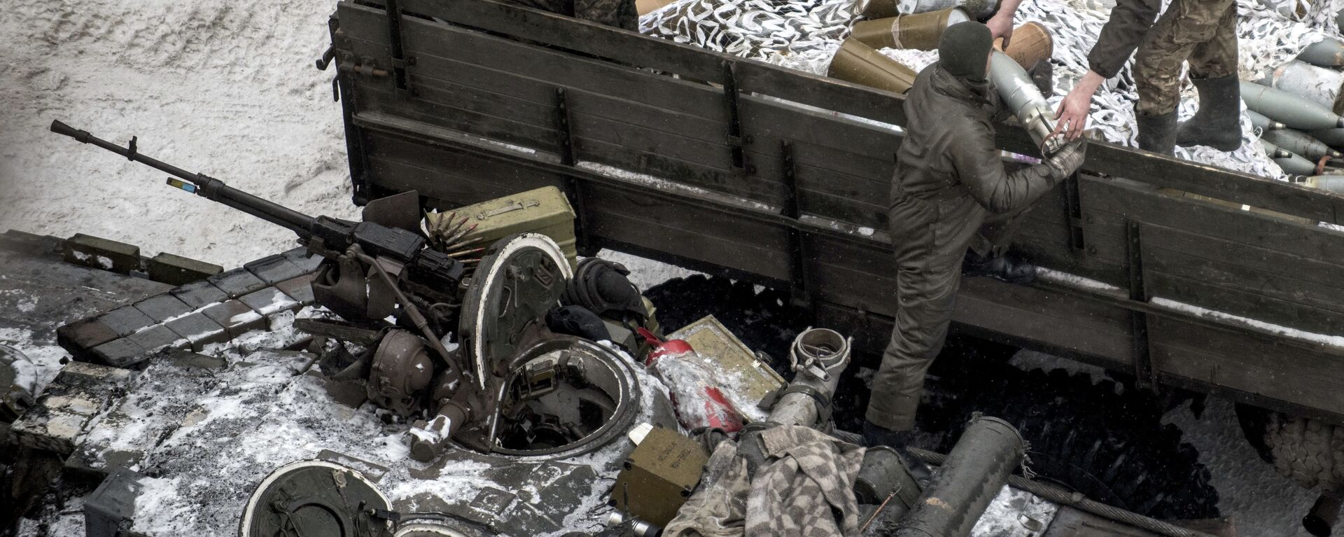 Militares ucranianos carregam munições de guerra no tanque em Avdeevka. Ucrânia, 2 de fevereiro de 2017 - Sputnik Brasil, 1920, 15.02.2024